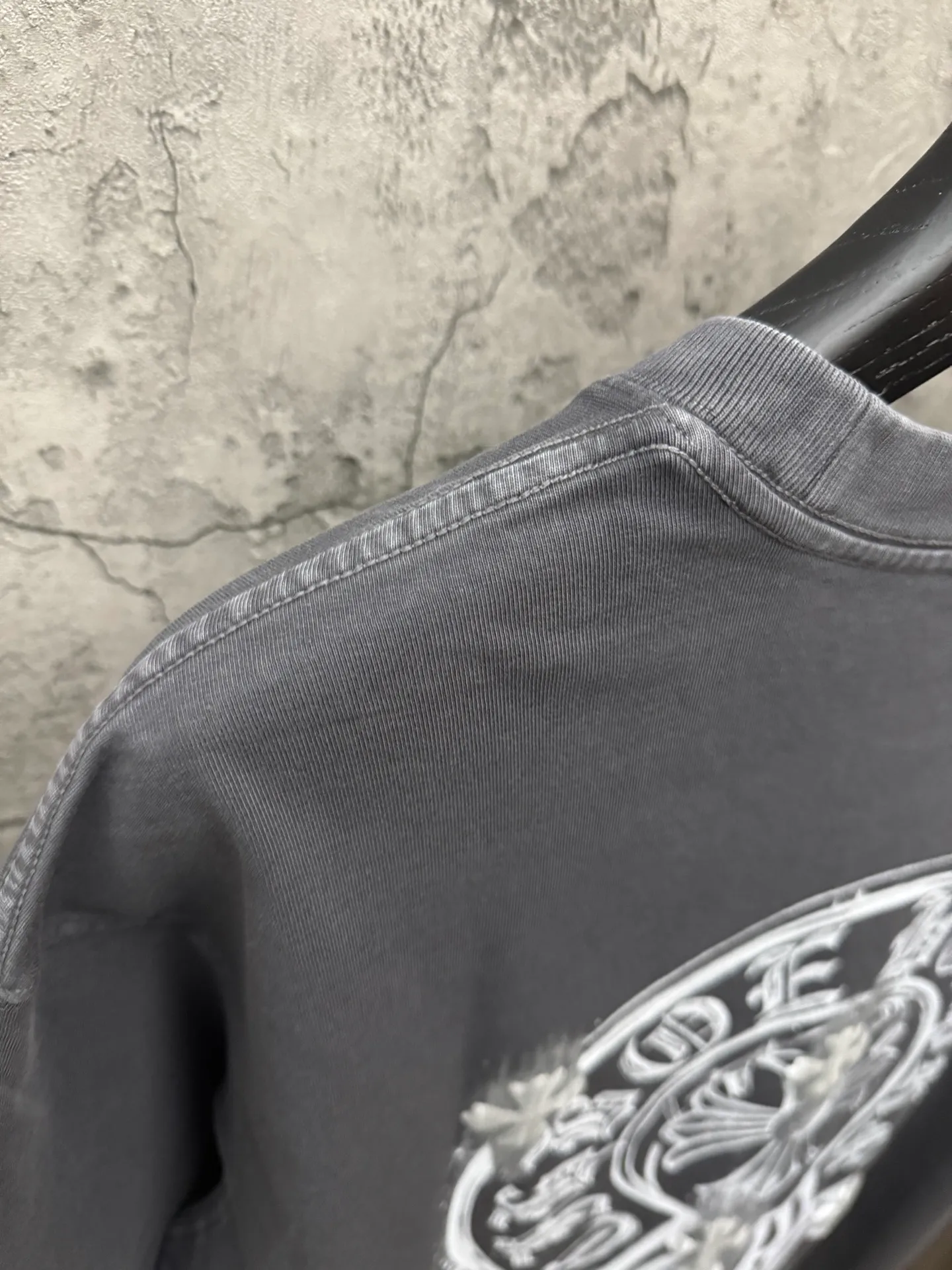 P190 top version, real shot without P, ​​different from market currency) 𝗖𝗵𝗿𝗼𝗺𝗲 𝗛𝗲𝗮𝗿𝘁𝘀/Croxin 2026 Spring New Original Single Counter American Laser Direct Injection Couple Short Sleeves 👑The highest version! Customized fabric 300g washed, best-selling model at the counter, very comfortable to wear. Accessories: original molded and authenticated collar label ➕ 100% silk wash label. Genuine purchase-grade original hangtag➕matching hanging rope➕3D hanging beads➕original packaging bag. Craftsmanship: The original version has consistent wiring! The highest version of the armhole matching technique! Color: White Black Gray Size: S M L XL Style Number: 26-2057